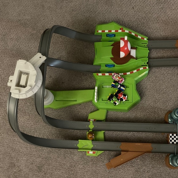 Hot wheels super Mario Deluxe Racing Track Set with Green and Gray Tracks 4 cars - Picture 3 of 12